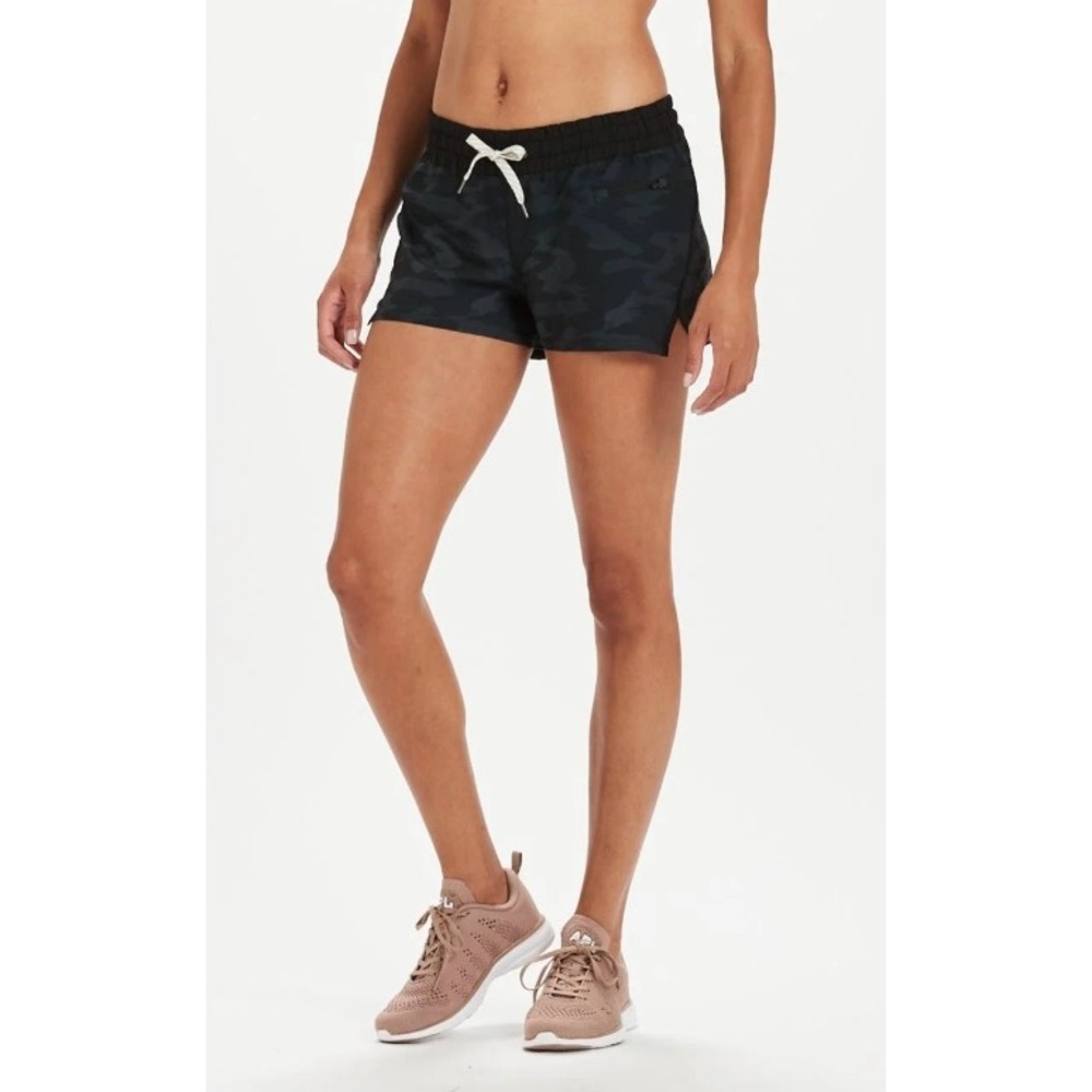 Vuori Clementine Short 2.5" Large Black Watercolor Camo NWT Running Training